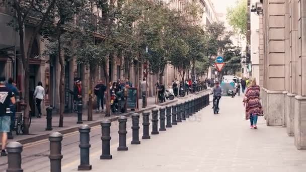 БАРСЕЛОНА, ИСПАНИЯ - АПРЕЛЬ, 15 апреля 2017 года. Стедикам снимает подростка, катающегося на электроскутере по тротуару. 4K видео — стоковое видео