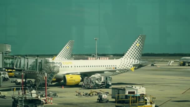 Barcelona, Spanien - April 15, 2017. Panorera skott av en Vueling Airlines kommersiella flygplan lyfter på flygplatsen. 4k-video — Stockvideo