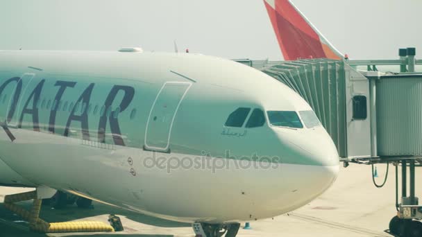 Βαρκελώνη, Ισπανία - Απριλίου 15, 2017. Γκρο πλαν τηγάνι βολή της Qatar Airways Airbus αεροσκάφος στο αεροδρόμιο για επιβίβαση. 4 k κλιπ — Αρχείο Βίντεο