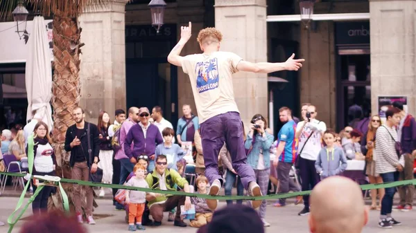 BARCELONA, ESPANHA - 16 de abril de 2017. acrobata Tightrope se apresentando na rua. Balanceamento em uma cinta balançando — Fotografia de Stock