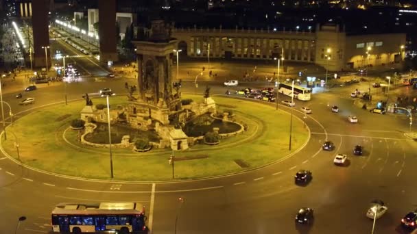 Plaza de Espana in Barcelona at night. Roundabout city traffic. 4K clip — Stock Video