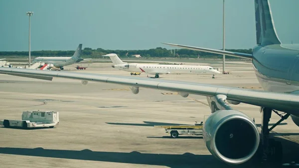 BARCELONA, ESPAÑA - 15 DE ABRIL DE 2017. Aviones comerciales en el aeropuerto de El Prat — Foto de Stock