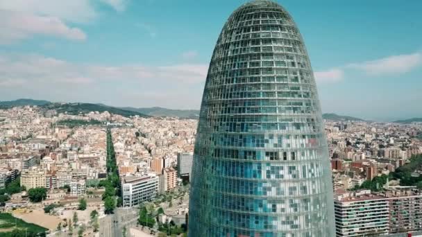 BARCELONA, ESPAÑA - 15 DE ABRIL DE 2017. Foto aérea de paisaje urbano con rascacielos Torre Agbar y basílica de la Sagrada Familia. Vídeo 4K — Vídeos de Stock