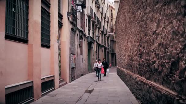 BARCELONA, ESPANHA - 15 de abril de 2017. Steadicam tiro de rua estreita da cidade velha. Vídeo 4K — Vídeo de Stock