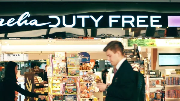 WARSAW, POLÓNIA - 14 de abril de 2017. Brinquedos em uma loja duty free no terminal internacional do aeroporto de Chopin. Vídeo 4K — Fotografia de Stock