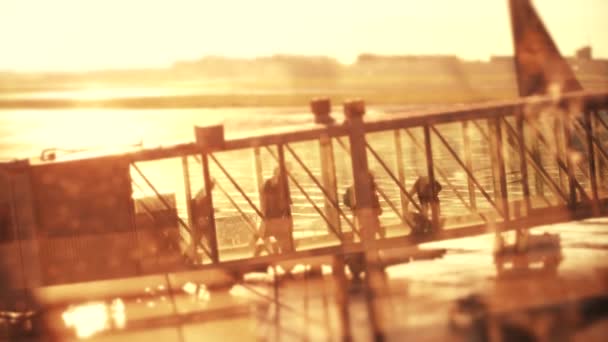 Σιλουέτες των επιβατών το περπάτημα σε μια γέφυρα γυαλί jet. Αφήνοντας ένα αεροπλάνο στο αεροδρόμιο το απόγευμα. βίντεο 4k — Αρχείο Βίντεο