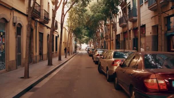 Barcelona, Spanyolország - április, 15, 2017. Steadicamnél lövés egy szűk utcában, a parkoló autók. 4 k-klip — Stock videók