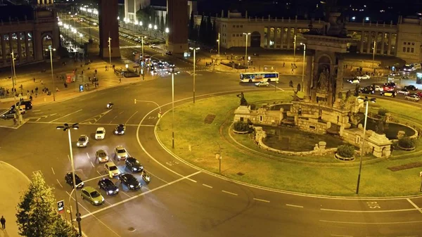 밤에 바르셀로나에서 플라자 드 스파 나입니다. 로터리 시내 교통 — 스톡 사진