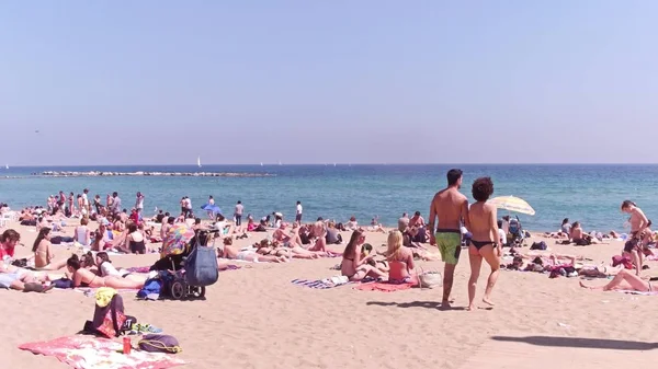 BARCELONA, SPAIN - APRIL, 15, 2017. People sunbathing on the sandy beach — Stock Photo, Image
