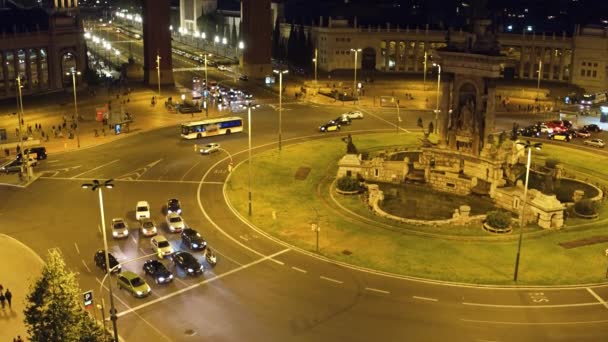 Plaza de Espana à Barcelone la nuit. Circulation autour de la ville. Vidéo 4K — Video