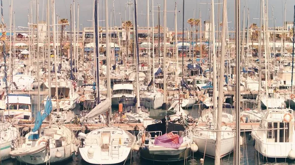 BARCELONA, ESPAÑA - 15 DE ABRIL DE 2017. Veleros amarrados en los muelles del puerto deportivo — Foto de Stock