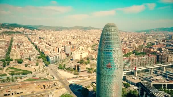 Барселона, Іспанія - 15 квітня 2017 року. Міський пейзаж і знаменитий хмарочос Торре Агбар. 4 відео повітряних к — стокове відео