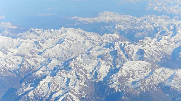 Los Alpes nevados picos de montaña en un día soleado, vista aérea —  Fotos de Stock