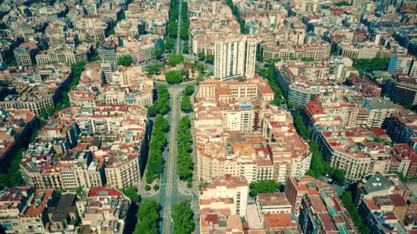 Barcelona padrão de blocos de área residencial e principal vista aérea de rua, Espanha. 4K tiro — Vídeo de Stock