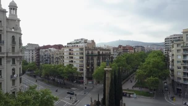 BARCELONA, ESPANHA - 15 de abril de 2017. Longo complexo tiro aéreo envolvendo Jacint Verdaguer monumento e Sagrada Família - Basílica e Igreja Expiatória da Sagrada Família. Vídeo 4K — Vídeo de Stock