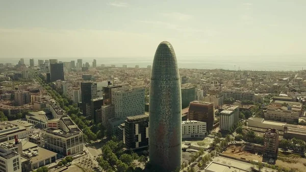 BARCELONA, SPAGNA - 15 APRILE 2017. Grattacielo e paesaggio urbano di Torre Agbar in una giornata di sole — Foto Stock