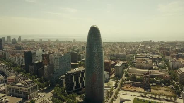 Barcelona, İspanya - 15 Nisan 2017. Torre Agbar gökdelen ve cityscape güneşli bir günde. 4 k hava video — Stok video