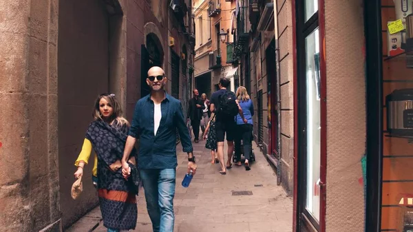BARCELONA, SPAIN - APRIL, 15, 2017. Tourists walk along narrow pedestrian old town street — Stock Photo, Image