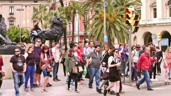 BARCELONA, ESPANHA - 15 de abril de 2017. Crowded rua luz passarela perto de Colombo Monumento leões — Fotografia de Stock