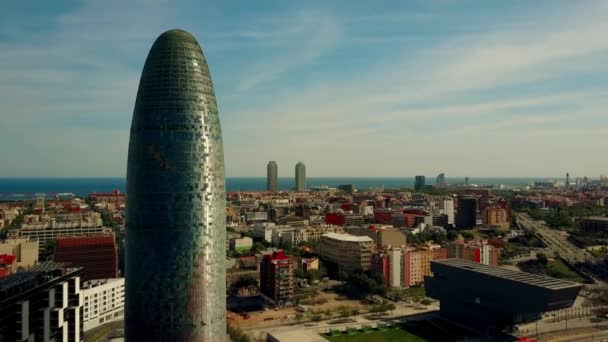 Barcelona, Spanyolország - április, 15, 2017. Torre Agbar felhőkarcoló, a város és a tengerparti légifelvételek egy napsütéses napon. 4 k-klip — Stock videók