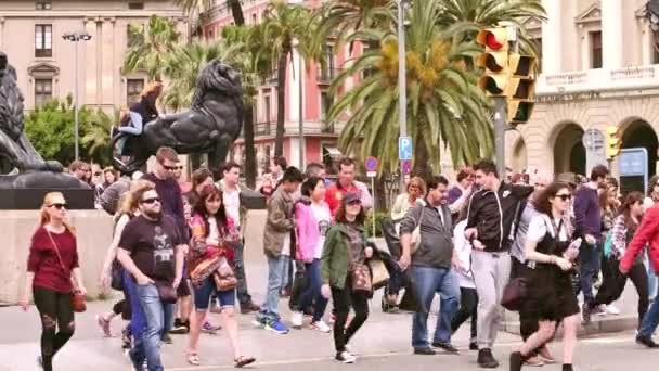Barcelona, Spanje - April, 15, 2017. Overvolle straatlantaarn zebrapad in de buurt van Columbus Monument leeuwen. 4k video — Stockvideo