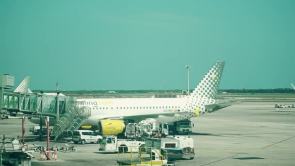 BARCELONA, ESPAÑA - 15 DE ABRIL DE 2017. Panorámica de un avión comercial de Vueling Airlines circulando y manteniéndose en el aeropuerto de El Prat. Clip 4K — Vídeos de Stock