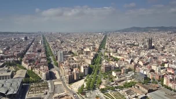 Воздушный вид на город Барселона в солнечный день, Испания. 4K видео — стоковое видео
