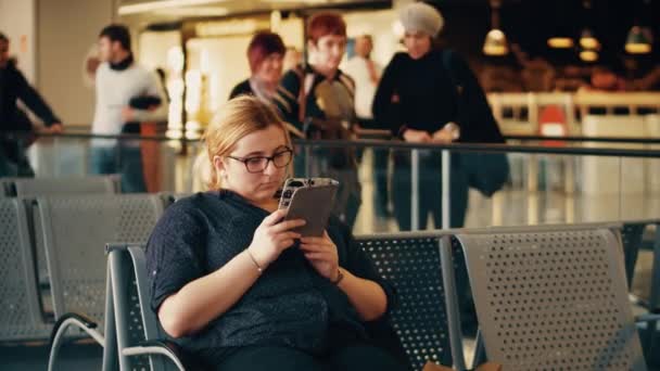 Warschau, Polen - 14. April 2017. junge Frau mit ihrem Tablet-PC am Flughafen-Terminal. 4k-Video — Stockvideo