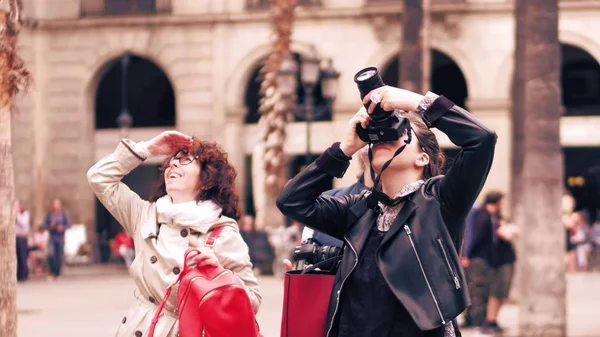 Барселона, Іспанія - 16 квітня 2017 року. Жінка фотограф робить Орієнтир фотографії з її Nikon Dslr камери — стокове фото