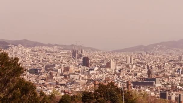 バルセロナ, スペイン - 2017 年 4 月 15 日。有名なサグラダ ・ ファミリア大聖堂を含む都市の景観。4 k ビデオをパンします。 — ストック動画