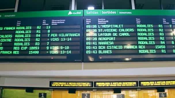 BARCELONA, SPAIN - APRIL, 15, 2017. Electronic departure board above ticket office at railroad terminal. 4K video — Stock Video