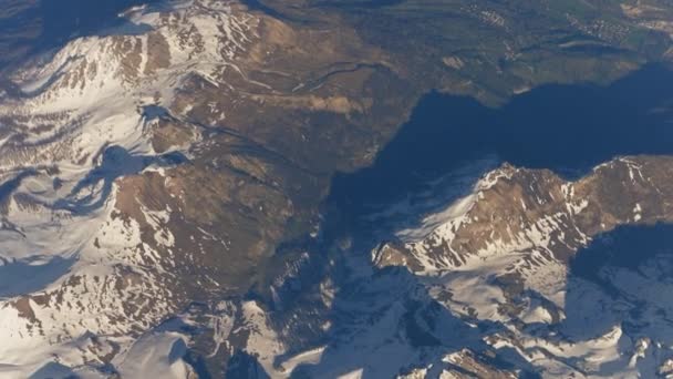 以上的阿尔卑斯山和高山城镇在山谷中飞行。空中的万向节稳定 4 k 剪辑 — 图库视频影像