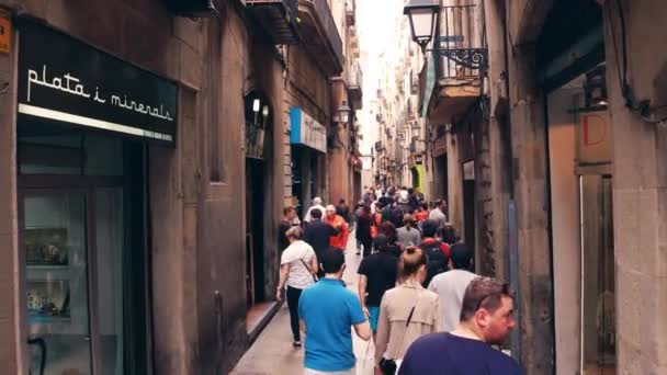 BARCELONA, SPAGNA - 15 APRILE 2017. Strada pedonale stretta e affollata. 4K video steadicam sopraelevato — Video Stock