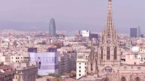 Барселона, Іспанія - 15 квітня 2017 року. Церква Шпиль і далеких Торре Агбар — стокове фото