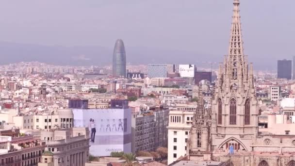 BARCELONA, ESPANHA - 15 de abril de 2017. Pináculo da igreja e distante Torre Agbar. 4K tiro foco longo — Vídeo de Stock