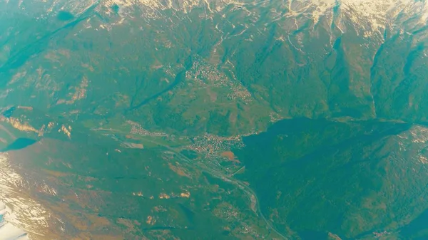 阿尔卑斯山脉和山谷高山小镇。空中拍摄 — 图库照片