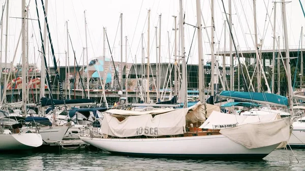 BARCELONA, ESPANHA - 15 de abril de 2017. Barcos à vela atracados no cais da marina — Fotografia de Stock