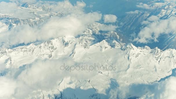 Los Alpes nevados picos de montaña y nubes en un día soleado, vista aérea. Vídeo estabilizado 4K — Vídeos de Stock