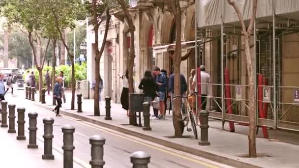 BARCELONA, SPAGNA - 15 APRILE 2017. Foto Steadicam di persone che camminano lungo la strada. Video 4K — Video Stock