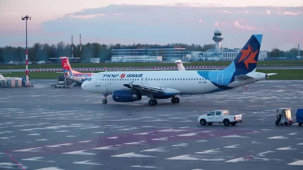 Βαρσοβία, Πολωνία - Απριλίου 14, 2017. Israir Ισραηλινή αεροπορική εταιρεία αεροπλάνων Airbus A320 τροχοδρόμησης στο αεροδρόμιο — Φωτογραφία Αρχείου
