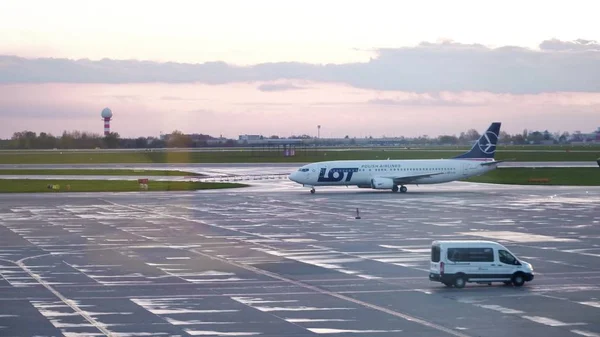 Βαρσοβία, Πολωνία - Απριλίου 14, 2017. LOT Πολωνικές Αερογραμμές Boeing 737 - 45d αεροπλάνο τροχοδρόμησης στο αεροδρόμιο — Φωτογραφία Αρχείου