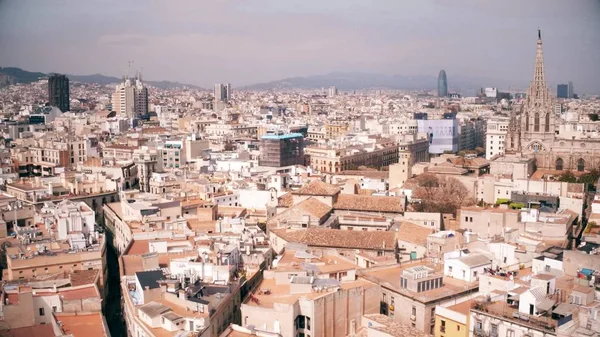 Barcelona, Spanyolország - április, 15, 2017. Városképet gazdagító épületnek szánták hosszú fókusz lövés — Stock Fotó
