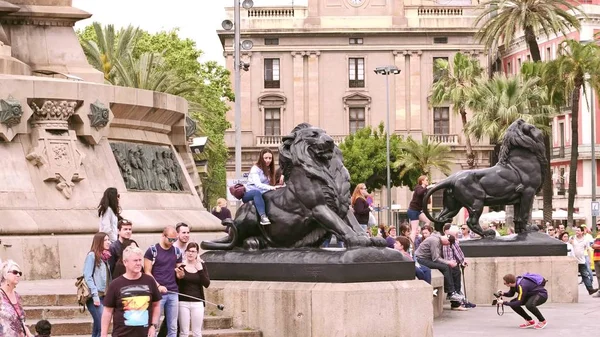 Barcelona, Spanien - April 15, 2017. Turister gör bilder nära Columbus-monumentet lejon — Stockfoto