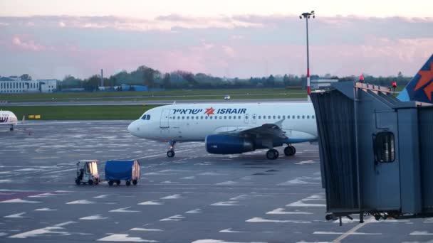 Warsaw, Polen - April, 14, 2017. Israir Israëlische luchtvaartmaatschappij Airbus A320 vliegtuig taxiën op de luchthaven. 4k schot — Stockvideo
