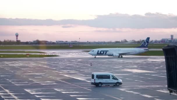 WARSAW, POLÓNIA - 14 de abril de 2017. LOT Polish Airlines Boeing 737-45D avião taxiing no aeroporto. 4K tiro — Vídeo de Stock