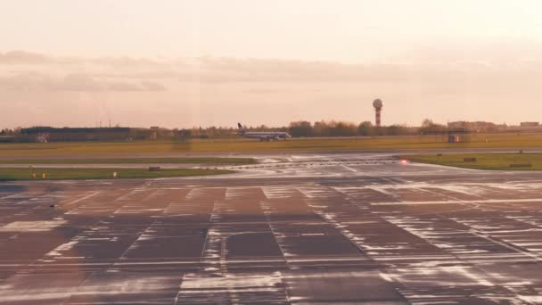 Varsó, Lengyelország - április, 14, 2017. A LOT Lengyel légitársaság repülőgép gurulás a repülőtéren. 4k videóinak — Stock videók