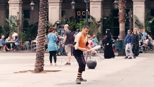 Barcelona, Spanje - April, 16, 2017. Volwassen jongleur uitvoeren in de straat. 4 k steadicam clip — Stockvideo