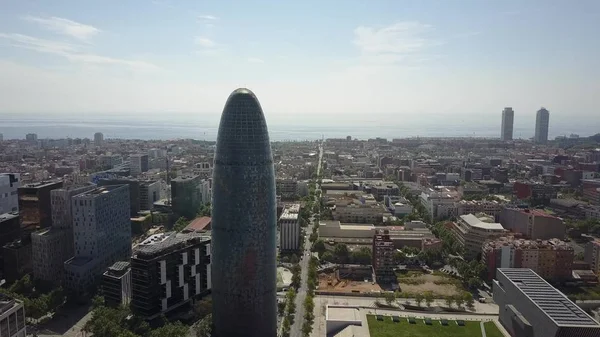 BARCELONA, ESPAÑA - 15 DE ABRIL DE 2017. Torre Agbar y paisaje urbano en un día soleado —  Fotos de Stock