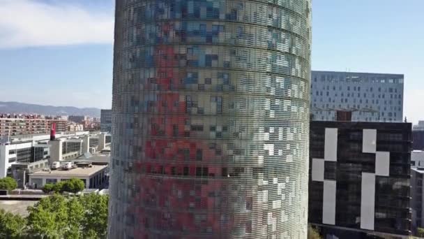 Barcelona, Španělsko - 15 dubna 2017. Detail věže Torre Agbar stoupající Vzdušný záběr. 4k video — Stock video