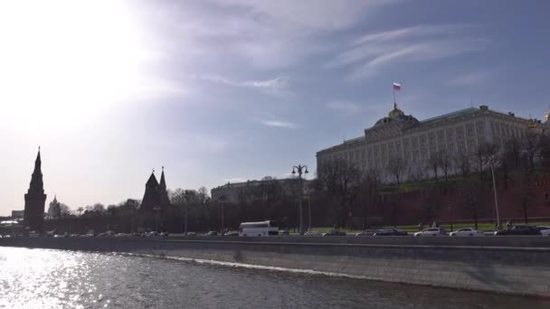 Moszkva-folyó és a Kreml sziluettje egy napsütéses napon, ahogy a csónakot. 4k videóinak — Stock videók